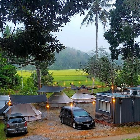Tanah Merah Glamping Village Kuala Kangsar Luaran gambar