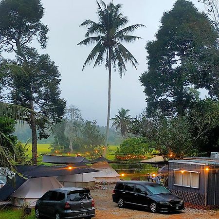 Tanah Merah Glamping Village Kuala Kangsar Luaran gambar