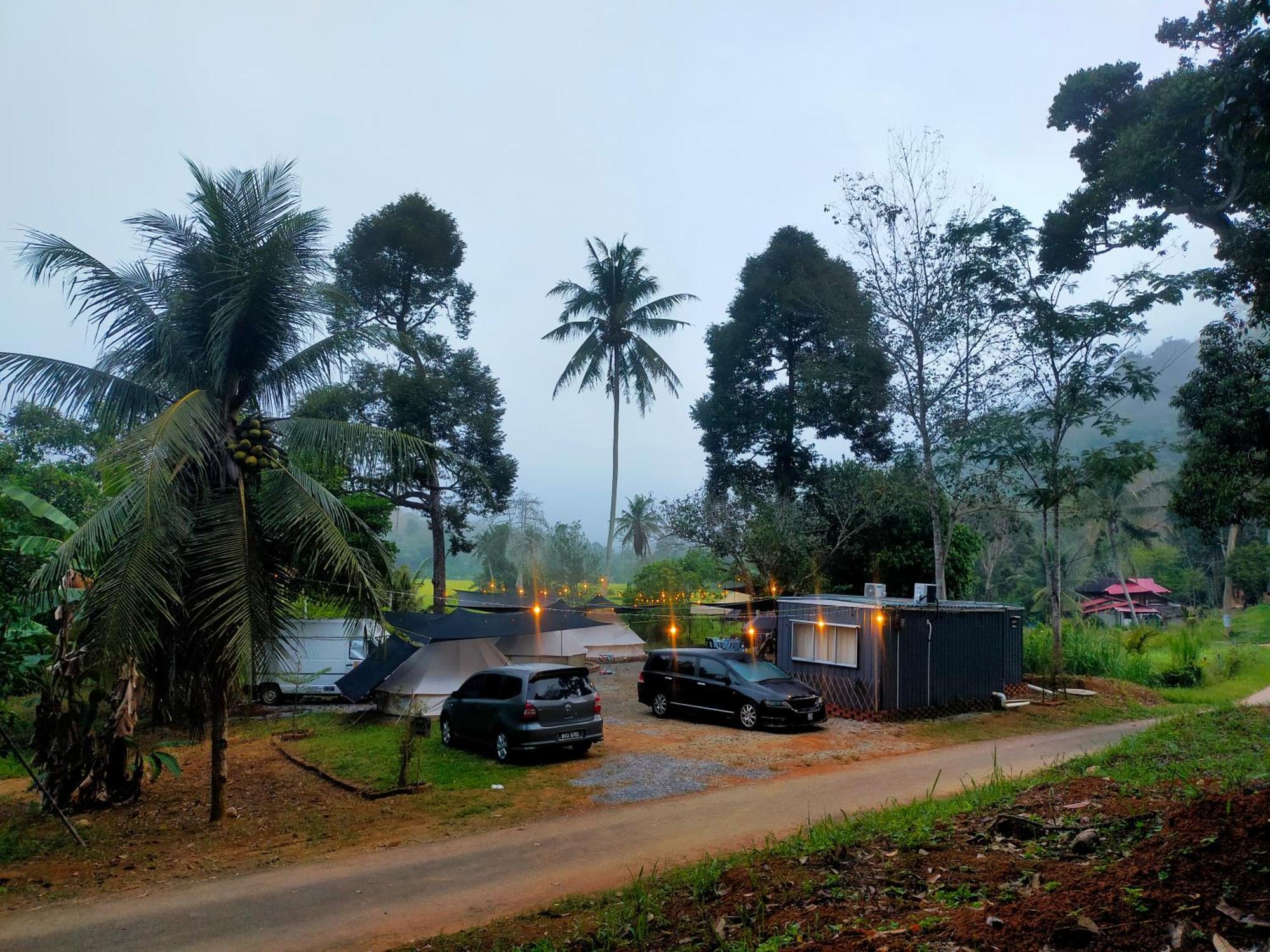 Tanah Merah Glamping Village Kuala Kangsar Luaran gambar